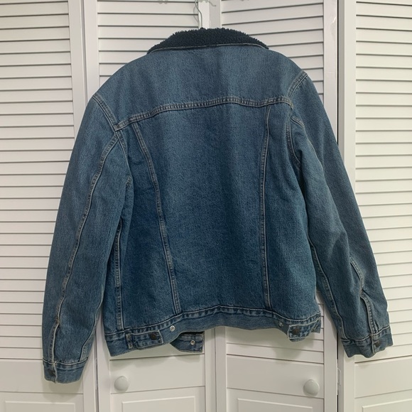 Levi Denim Trucker Jacket with Sherpa Lining - Picture 3 of 6
